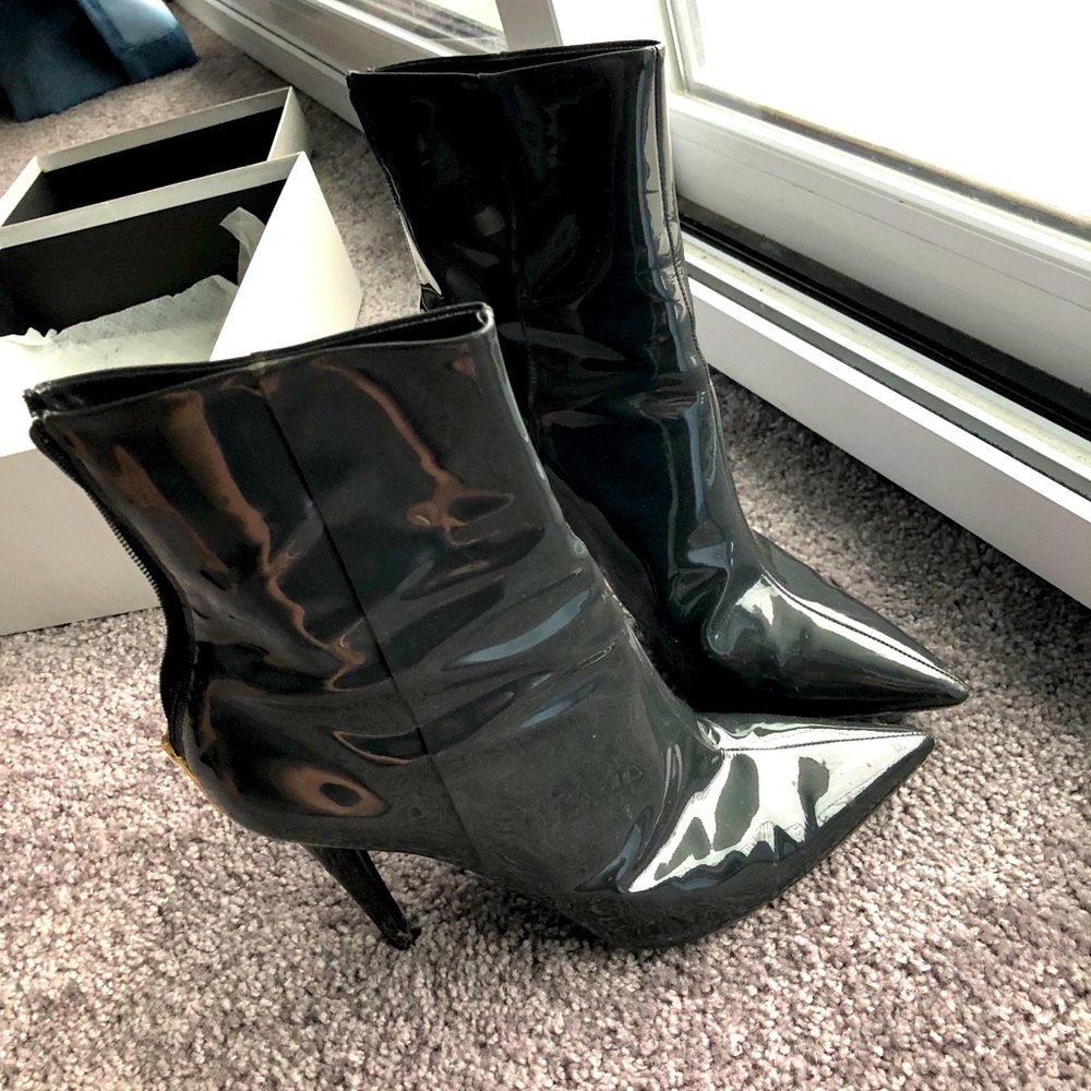 Heeled boots, gray varnished pointed toe